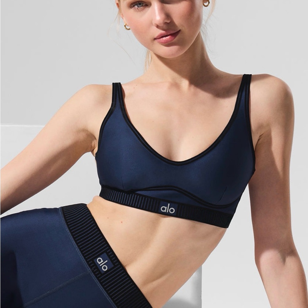 ALO Yoga Women's Dark Blue Airlift Sports Bra